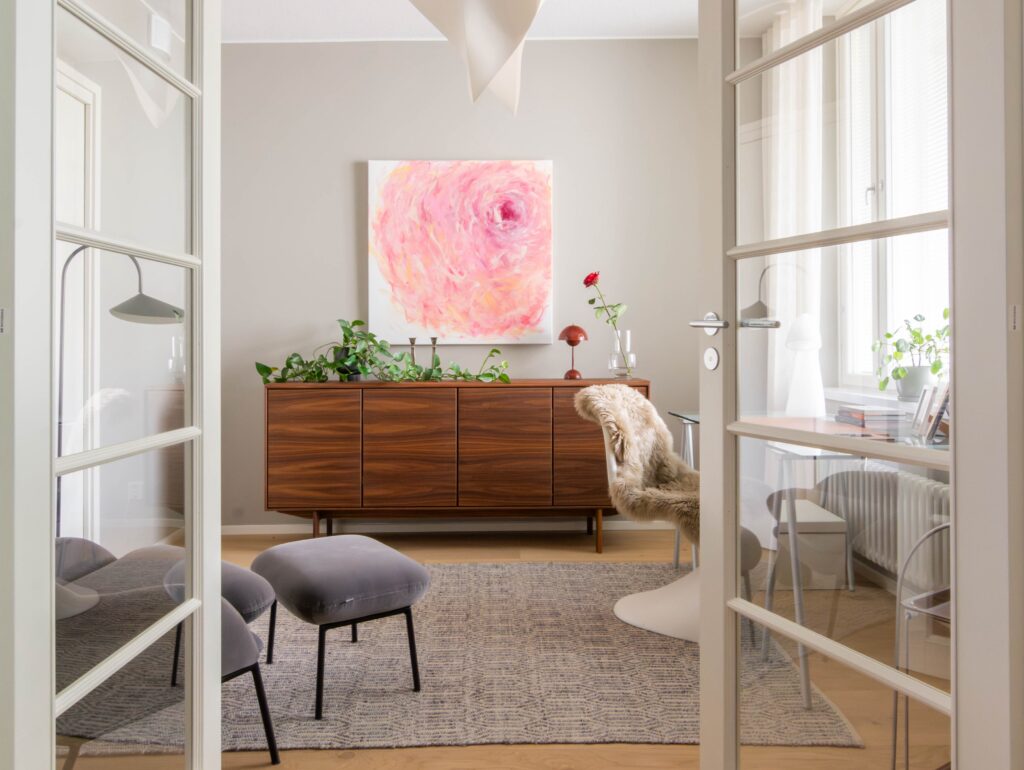 kestävä sisustussuunnittelu ja materiaalin elinkaari